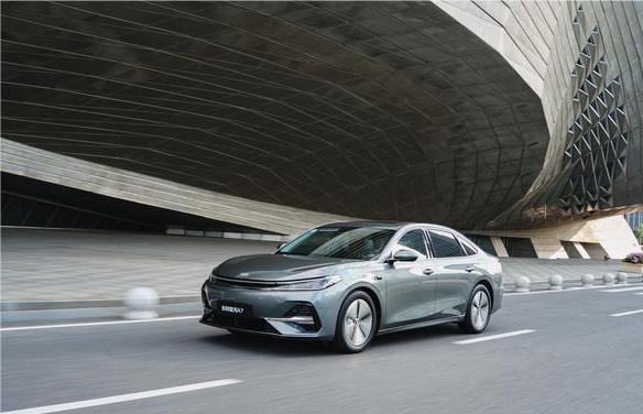 吉利银河A7是一款想的很明白的车，颜值在线、大空间、低油耗。吉利银河现在已经步