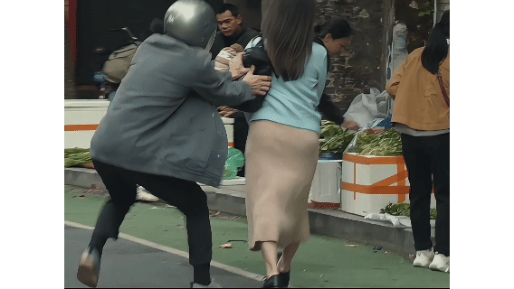 广州人穿人字拖真不是时尚跟风广州人的本土警匪大片摩托带来的恐惧消散，街巷重回热闹