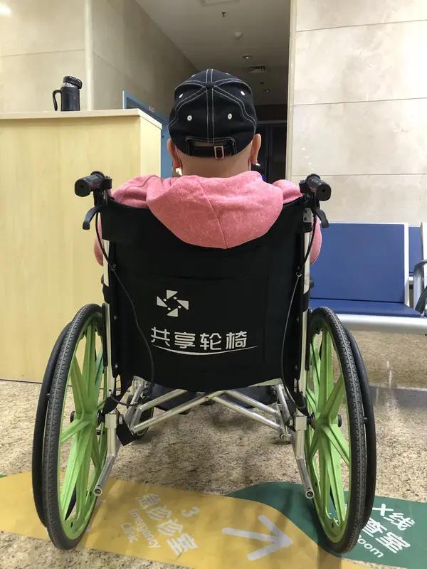 5岁瘫痪男孩惊现“奇迹站立”瞬间，5年坚持换来生命最美希望！28日晚，一幕温暖