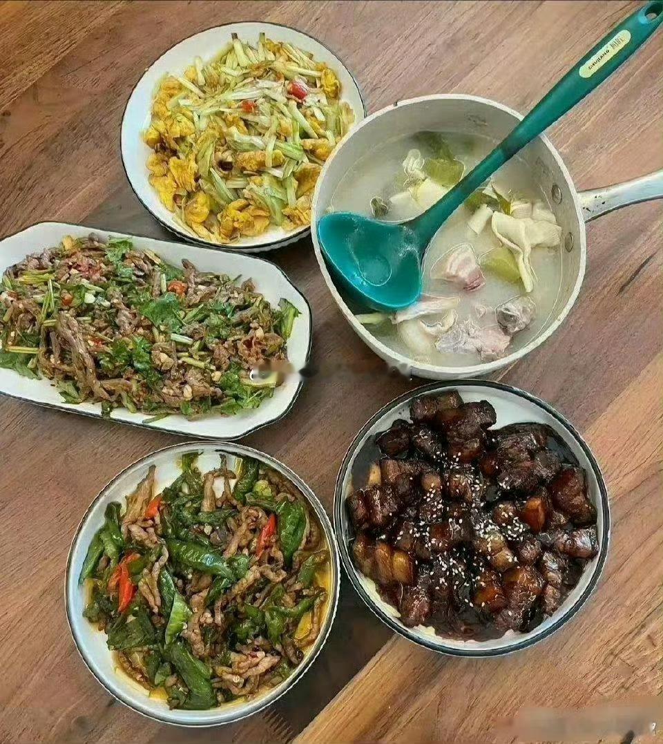 今天面试了两个阿姨，这分别是她们做的饭，图1比图2贵一千，大家觉得我选哪个好呀