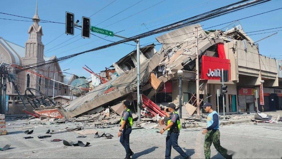 凤凰新闻【菲律宾群岛发生7.9级地震】据凤凰卫视报道，中国地震台网正式测定，6月