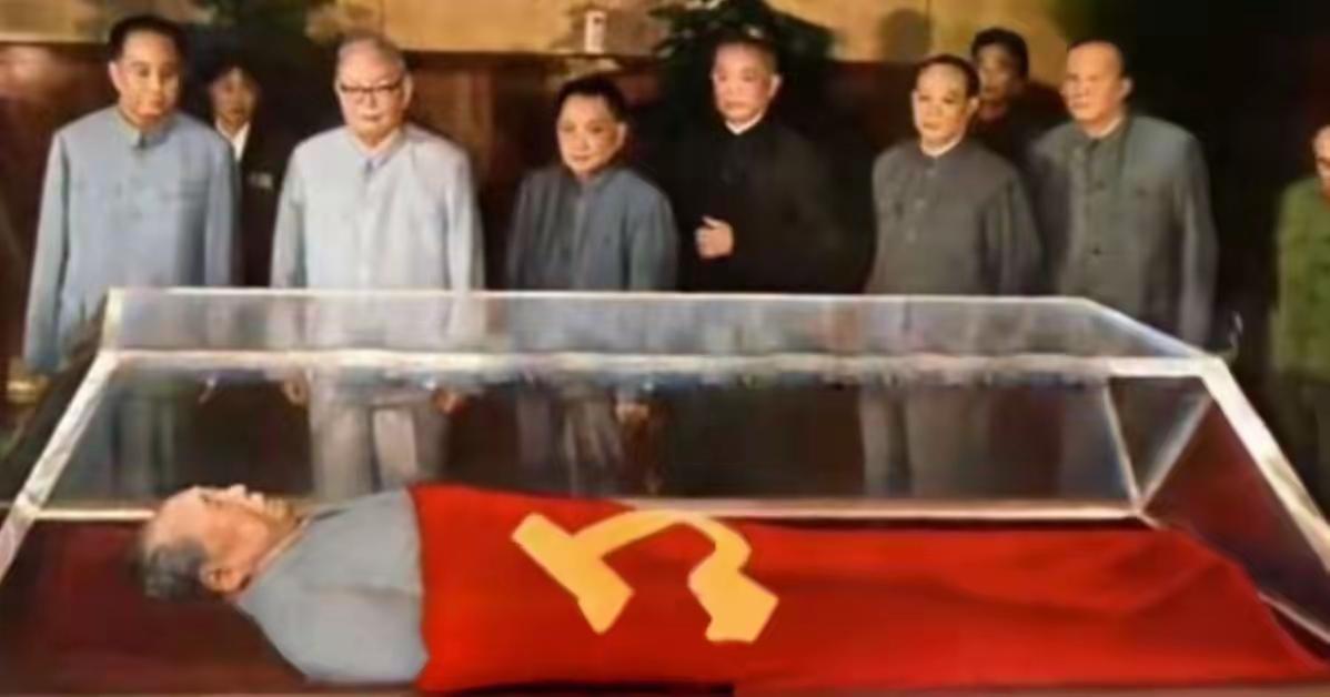 那年，毛主席纪念堂新落成，华主席和叶帅等中央主要领导人专程前来共同瞻仰毛主席的遗