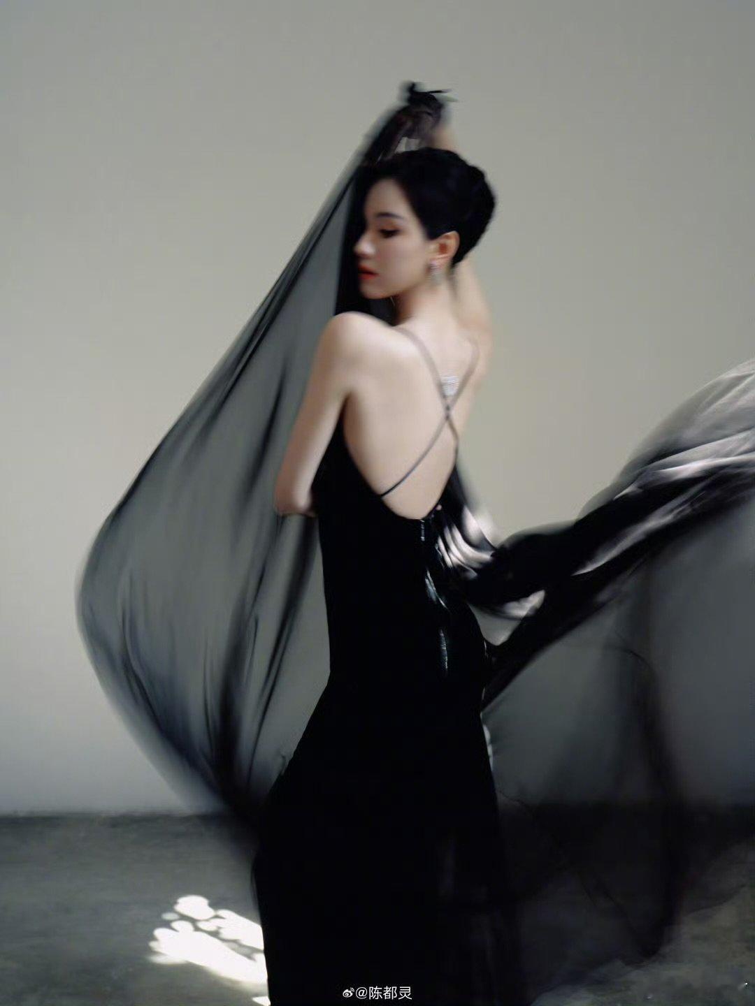 陈都灵珠宝火彩映脸上了，陈都灵反戴项链好美，我们嘟嘟神颜来的