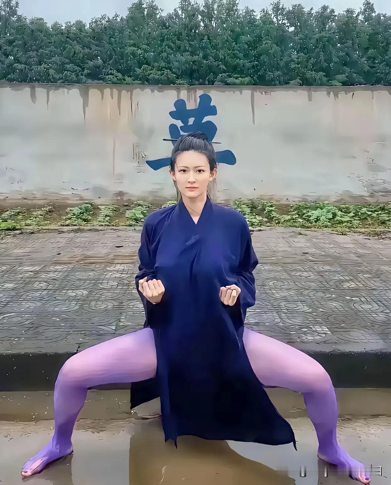 嘿，我说美女啊，麻烦下，能不能让一让，我都看不清你后面墙上那个字了……