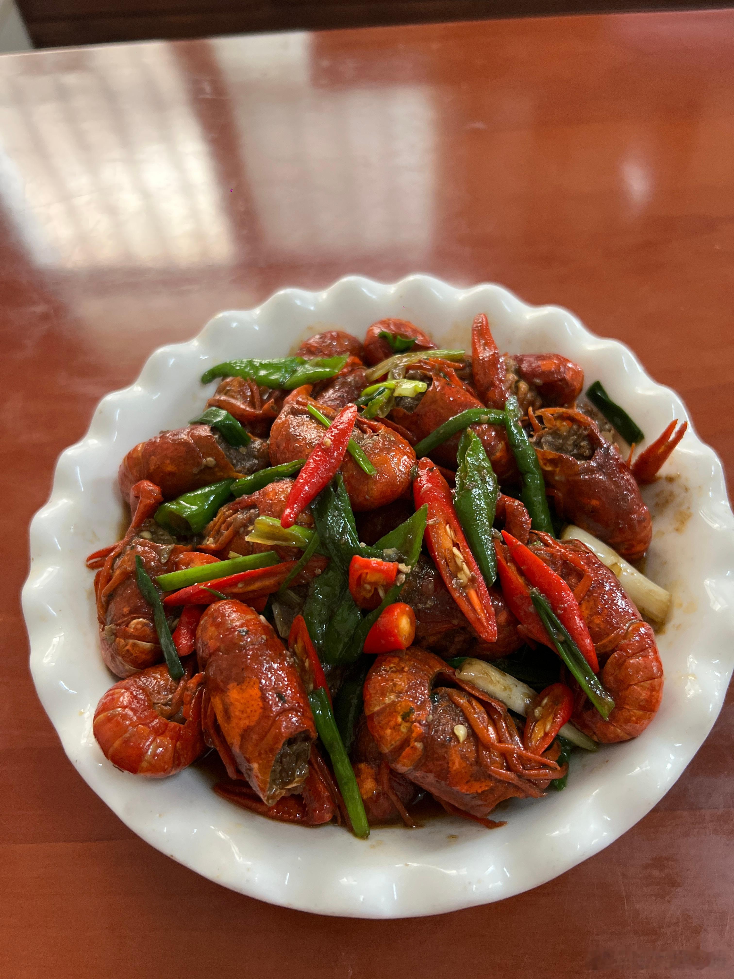 晚餐香辣小龙虾，孜然猪横利，三文鱼，白灼白菜芯，红酒​​​