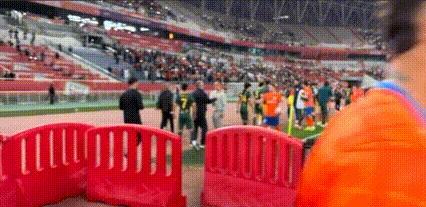 山东泰山队4:2战胜浙江队赛后浙江队主教练卡内达和本场比赛上演帽子戏法的泰山队球