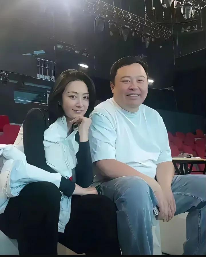 据说这是阎鹤祥的新婚妻子，已经怀孕4个月了，是幸福的孕妈妈。有网友介绍说两个人