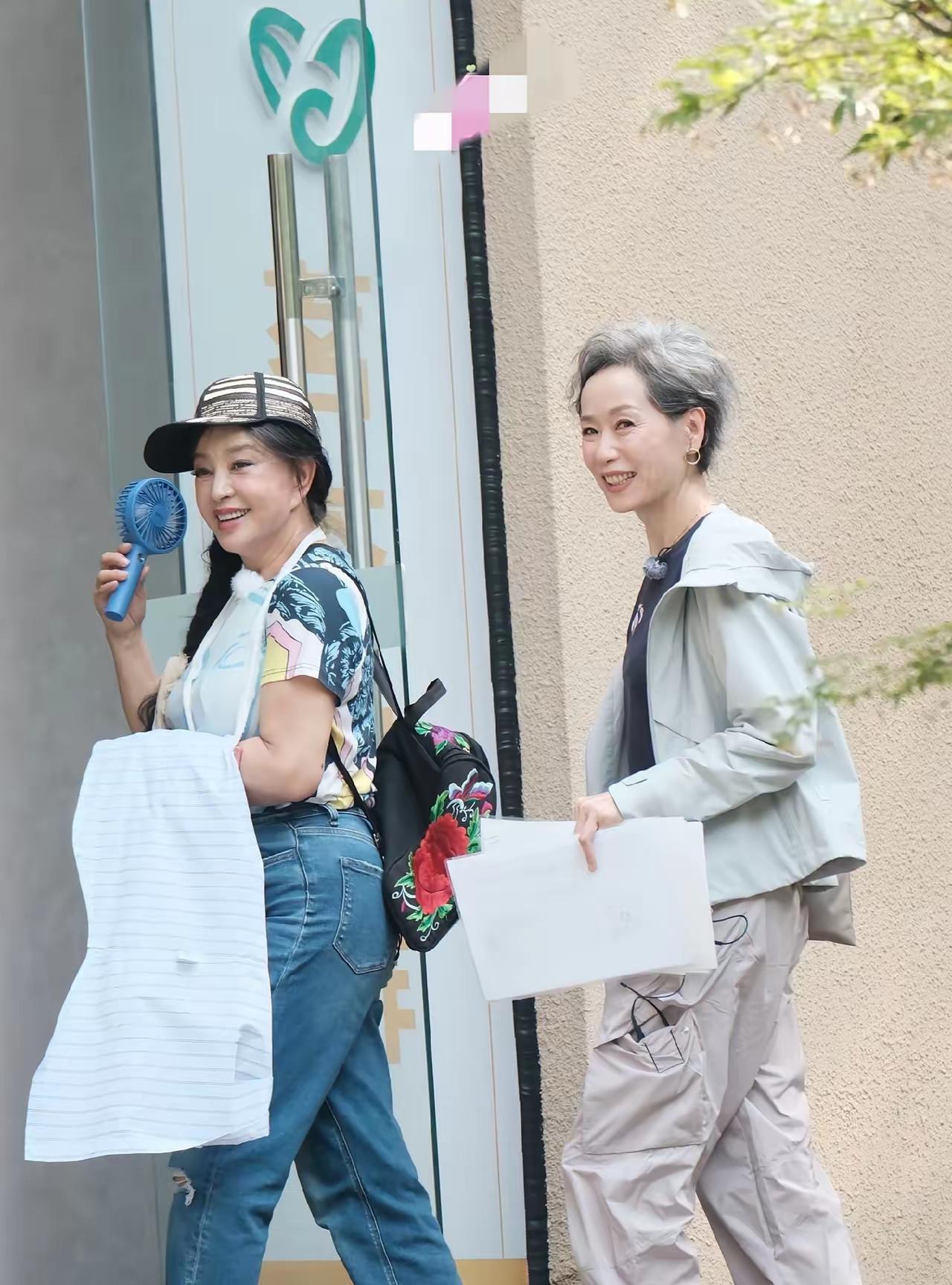 中年发福的刘晓庆与身材纤细的叶童，你认为谁的气质更胜一筹？在《一路繁花》中，刘
