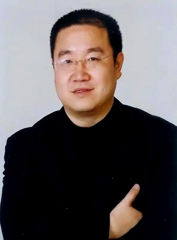 在巴图的媳妇生孩子的时候，英达希望去看望孙子和儿媳，但对父亲的示好，巴图却直接无