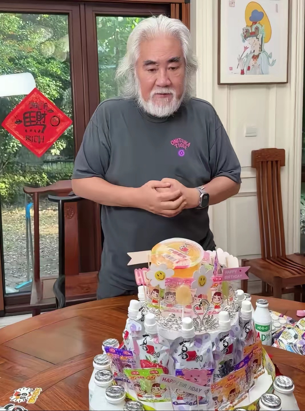 张纪中给6岁女儿花花庆生，亲手制作生日蛋糕，频繁曝光女儿这样好么？​​​