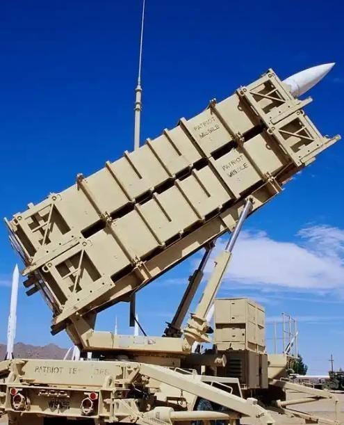 特朗普估计现在很发愁。为啥发愁？因为他手上那笔，卖给台湾的110亿美元武器大单，