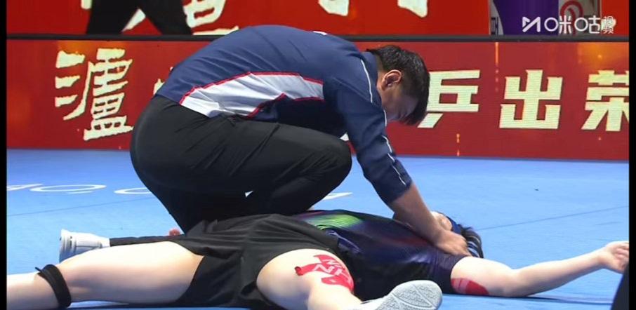 这对师徒太有爱了，大家有没有看清王皓最后是不是亲了王楚钦一口？王楚钦战胜松岛辉