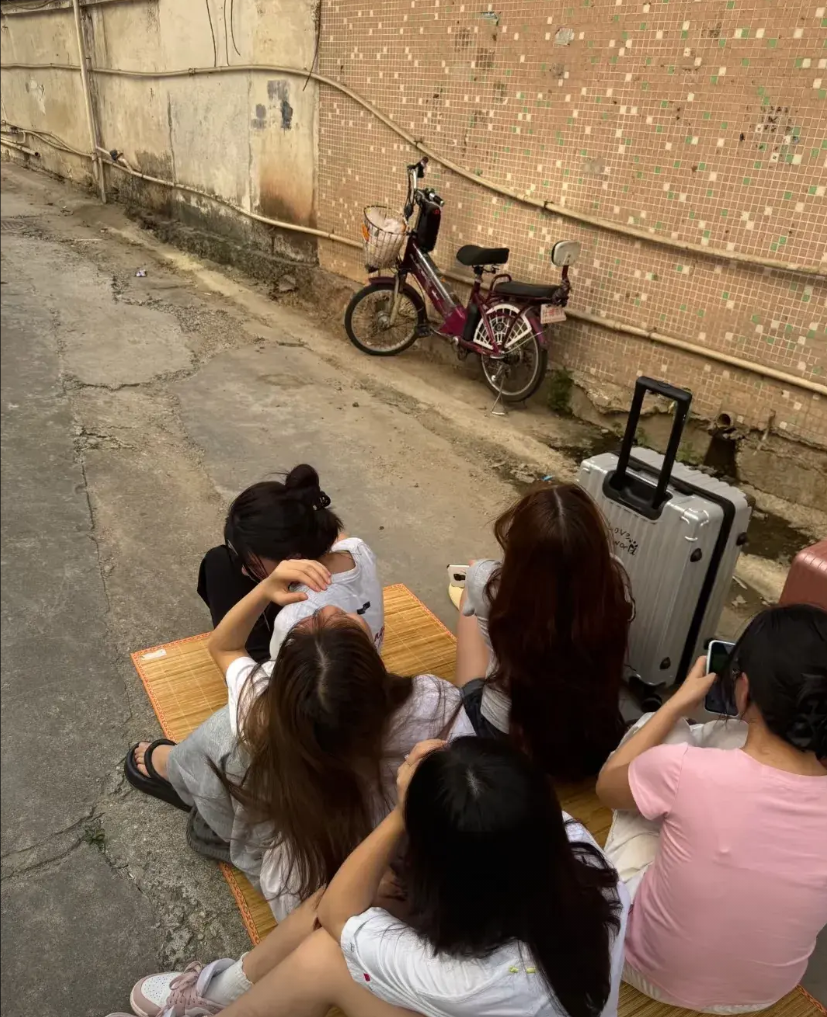 找不到暑假工的女孩，直接睡在街上。走在东莞街头，看到五个女孩睡在地上的一张席子
