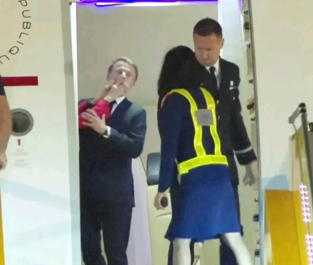 “如果只是个玩笑，为什么要否认？”——布丽吉特被曝掌掴马克龙后，爱丽舍宫改口