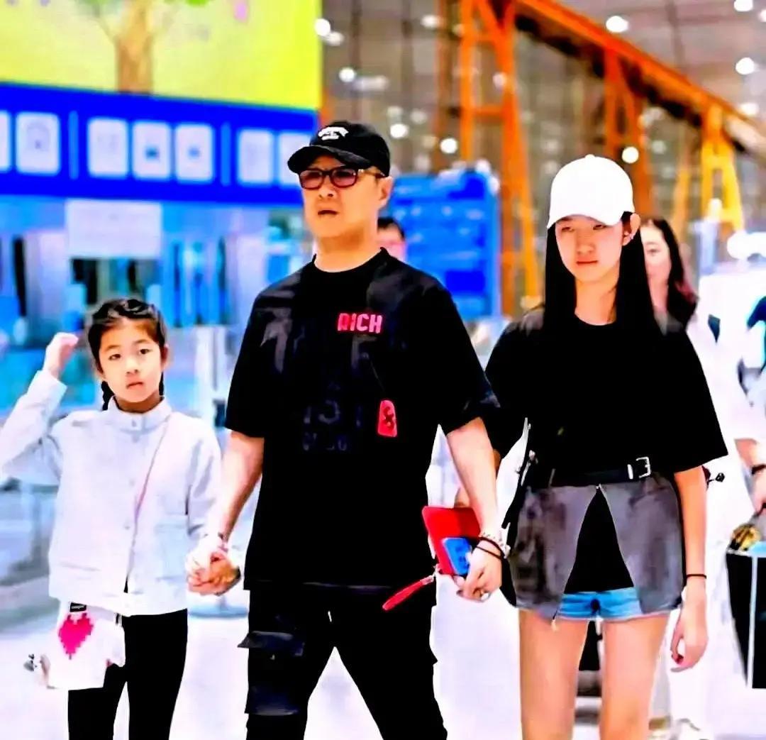 10岁女儿被抢走醒醒下个月就要搬去章子怡那边。汪峰这两天带她把商场童装区扫