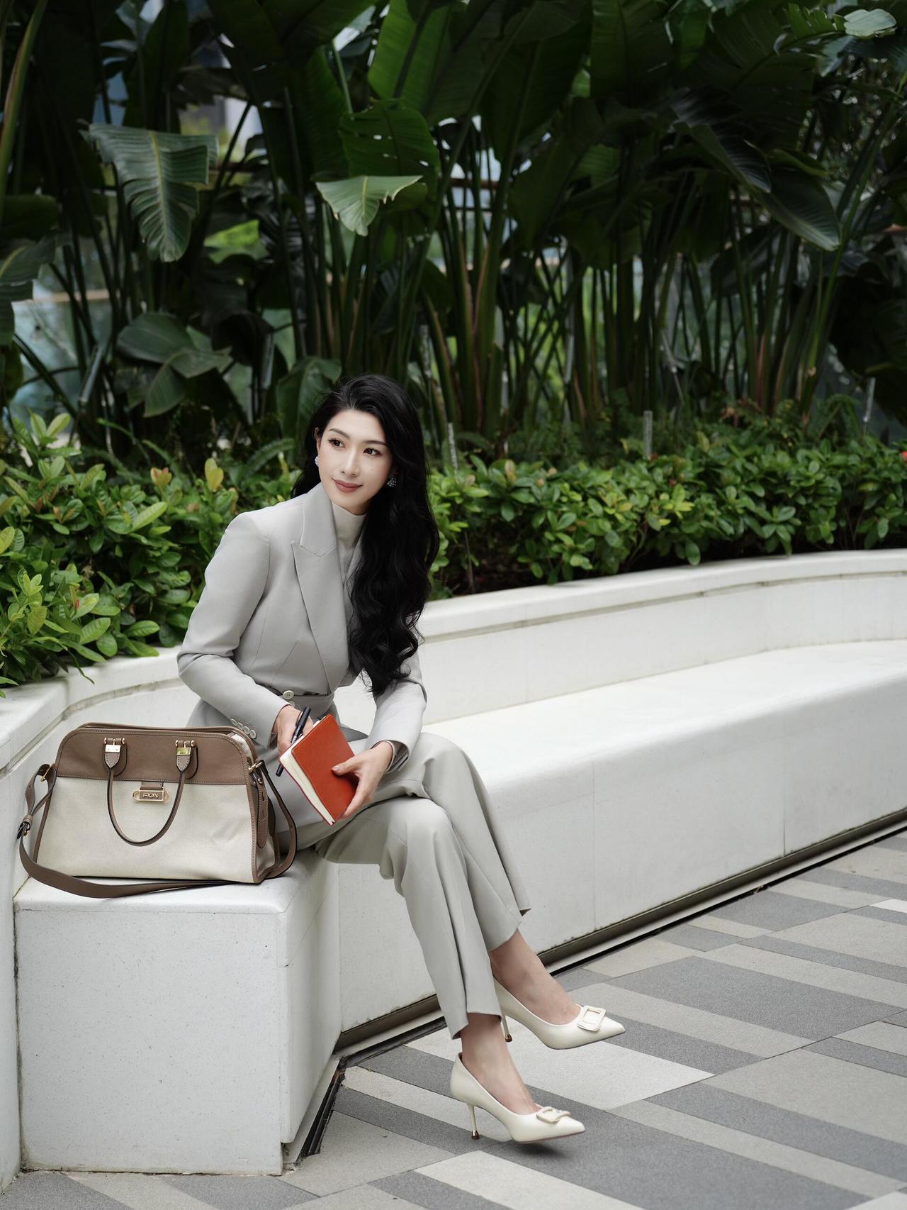 莺啼序·都市职场行晴光漫裁都市景，绿植绕阶青嫩。浅灰衫、裁得腰身，斜倚白石