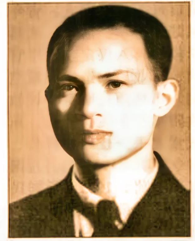 1945年，1个日本特务头子，带了1个日本兵，在码头观察船只，这时，一艘快艇开了