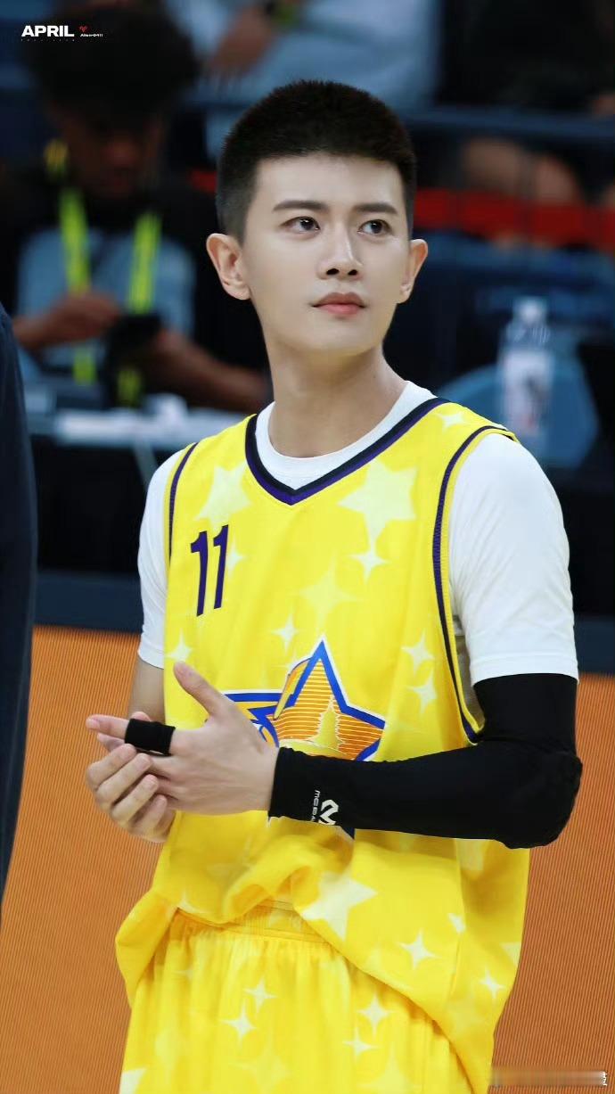 任嘉伦NBA最佳全能艺人奖任嘉伦：一个被演艺事业耽误的运动员！唱歌跳舞演戏踢球样