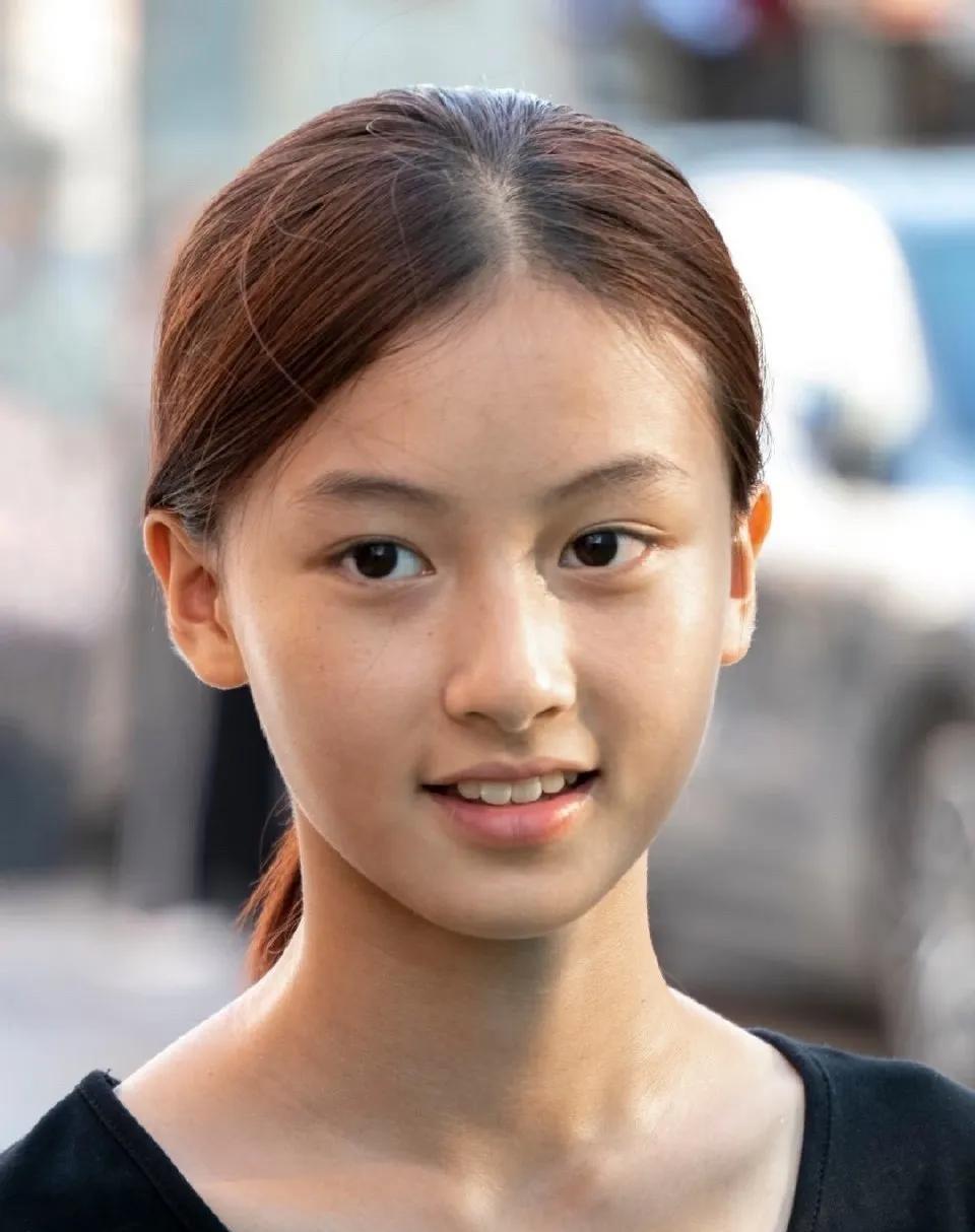 #女孩街拍走红家长已拒绝多家MCN#