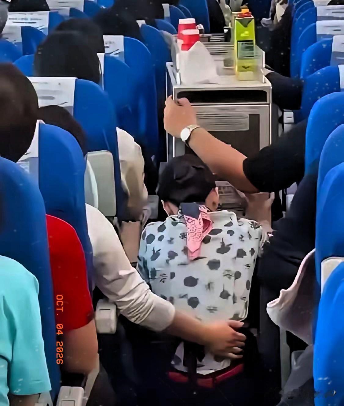 欧某某麻烦大了。欧某某本以为拍拍屁股，全身而退，谁料，这事儿还没完。在飞机