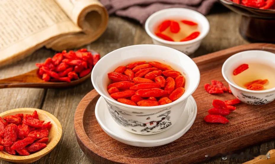枸杞泡水有2个最差喝法，一个招湿、一个致癌！不想“养肝水”变“招癌水”，喝前必看