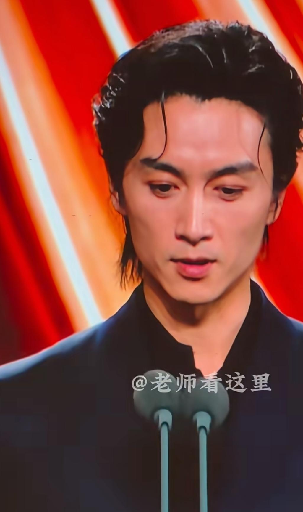 别再吹陈晓敬业了，代价是肉眼可见的“衰老”。他现在整个人瘦到脱相，颧骨像两把刀