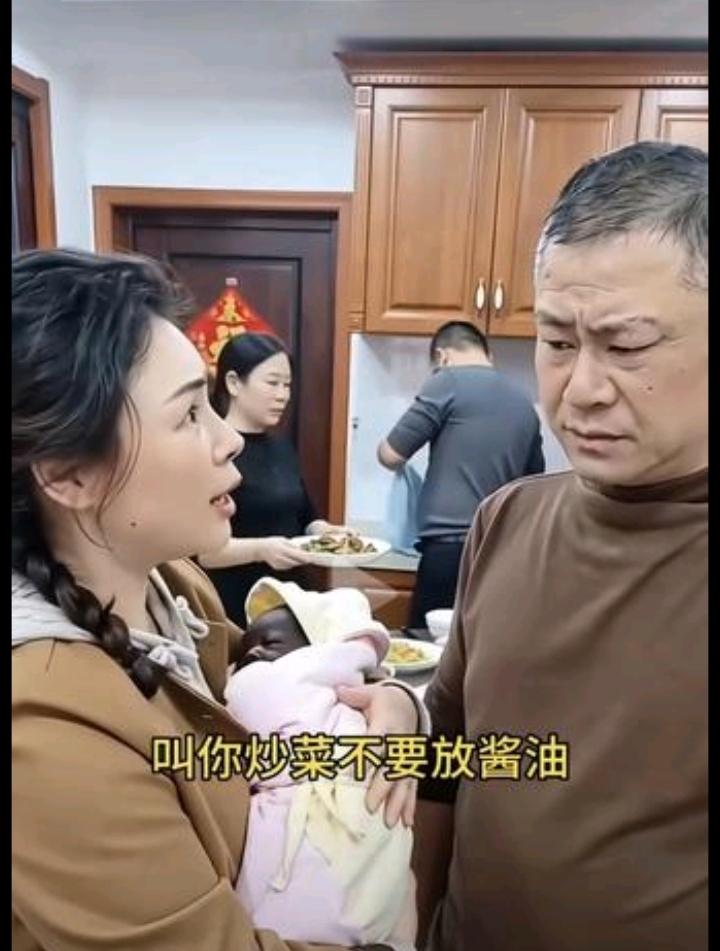 妻子：叫你炒菜不要放酱油，你偏要放。这下好了，生下的儿子都被熏的黑不溜秋了，咋整