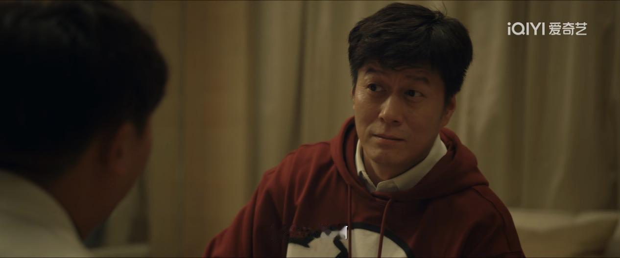 《低智商犯罪》里面王骁饰演的张局真的是好运爆棚啊！他带队去抓洗钱逃犯。刑