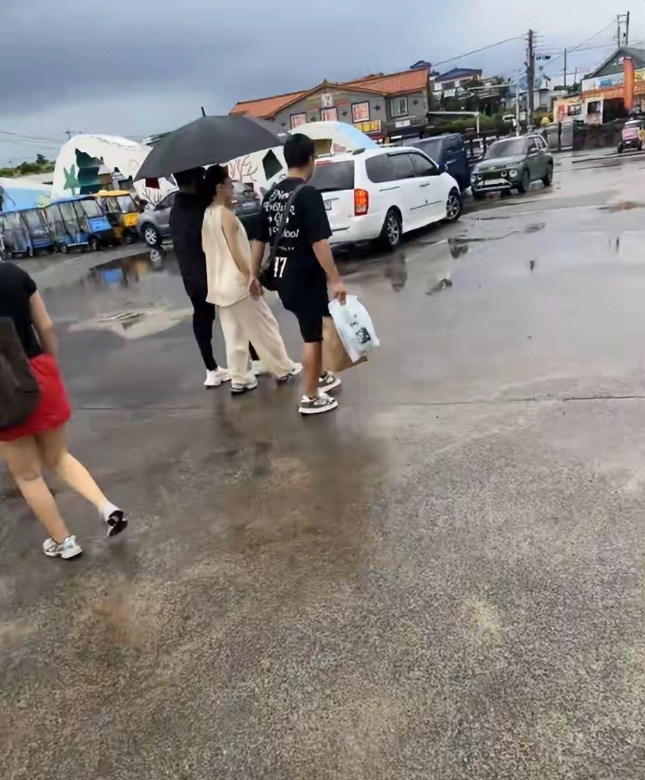 汪峰带森林北去韩国游玩被拍！有网友在韩国的济州岛偶遇到了汪峰和森林北，汪峰给森