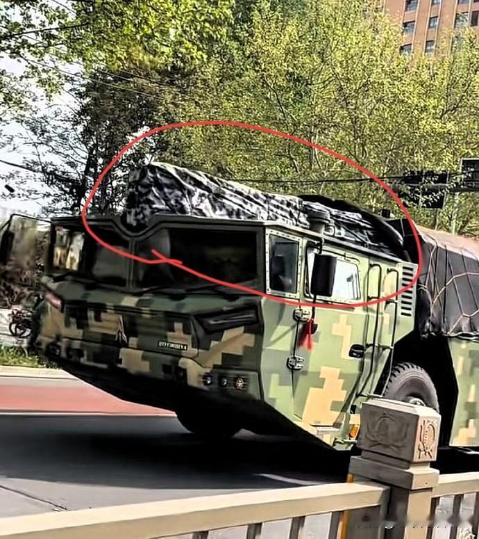 好家伙，老外吃瓜群众看到后说，咱们这玩意儿就是传说中的27送温暖神器了！[呲牙笑]