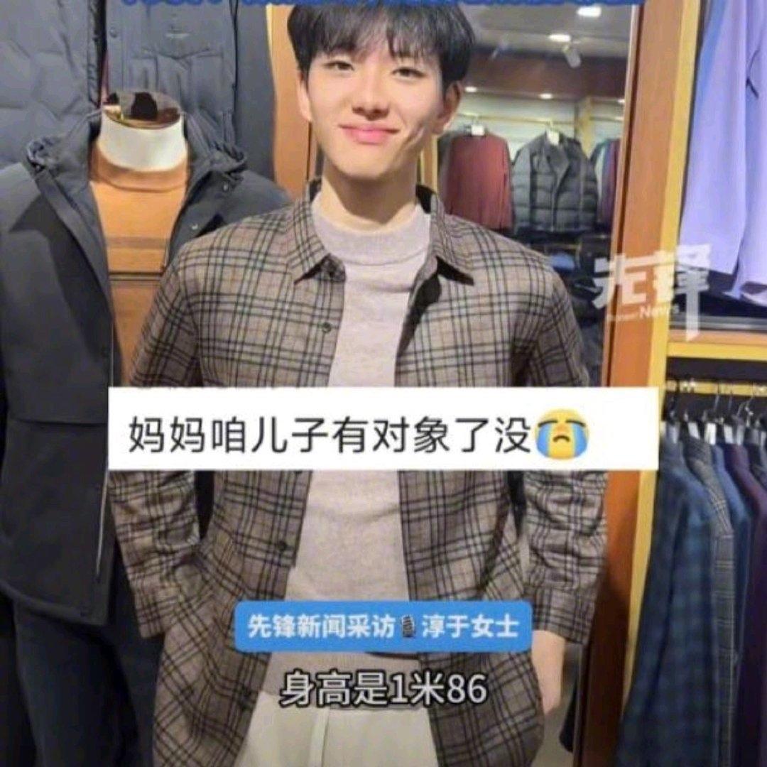 山东烟台的淳于女士守着一家开了21年的中老年女装店，这些年全靠街坊邻居捧场，生意