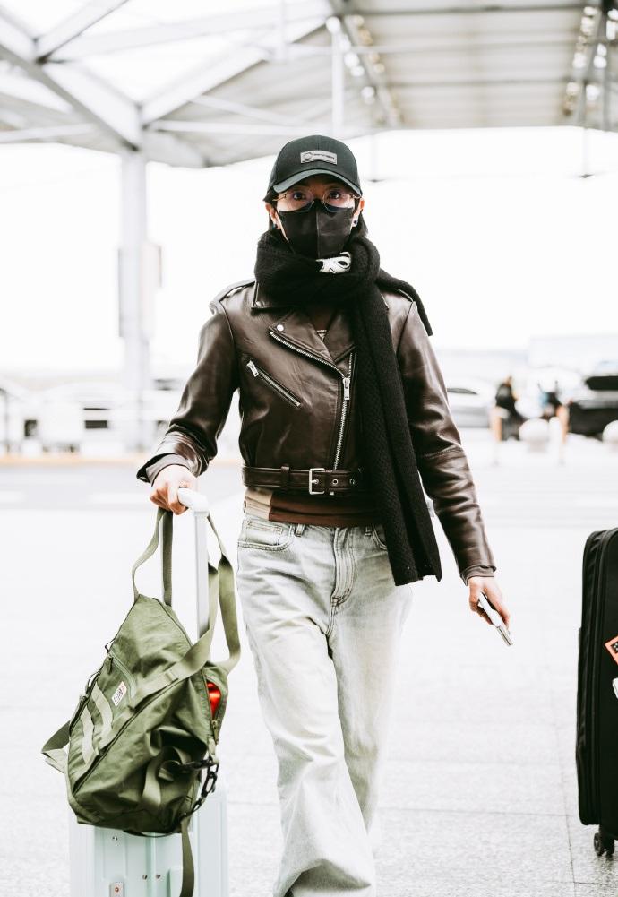 今天万茜现身机场，她这次搭配的很有干练时尚之美，而且格外的有气势。万茜里面穿