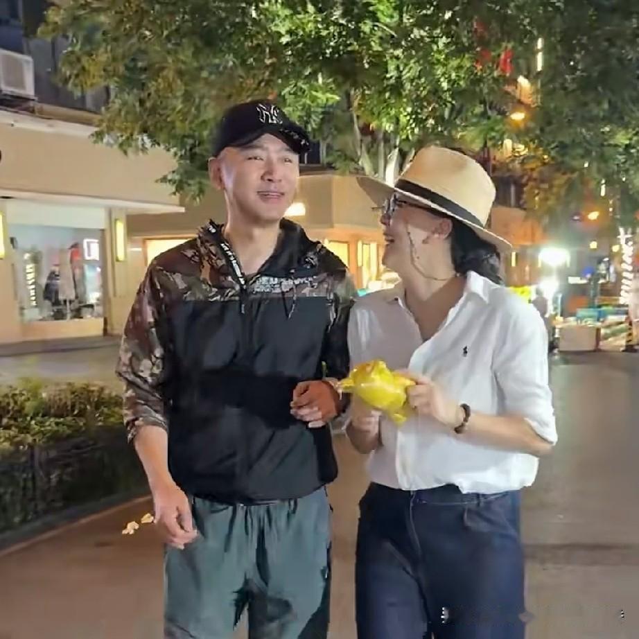 演员王一楠前往横店探班正在拍戏的高鑫。曾经那个温润如玉的翩翩公子，如今已然变成了