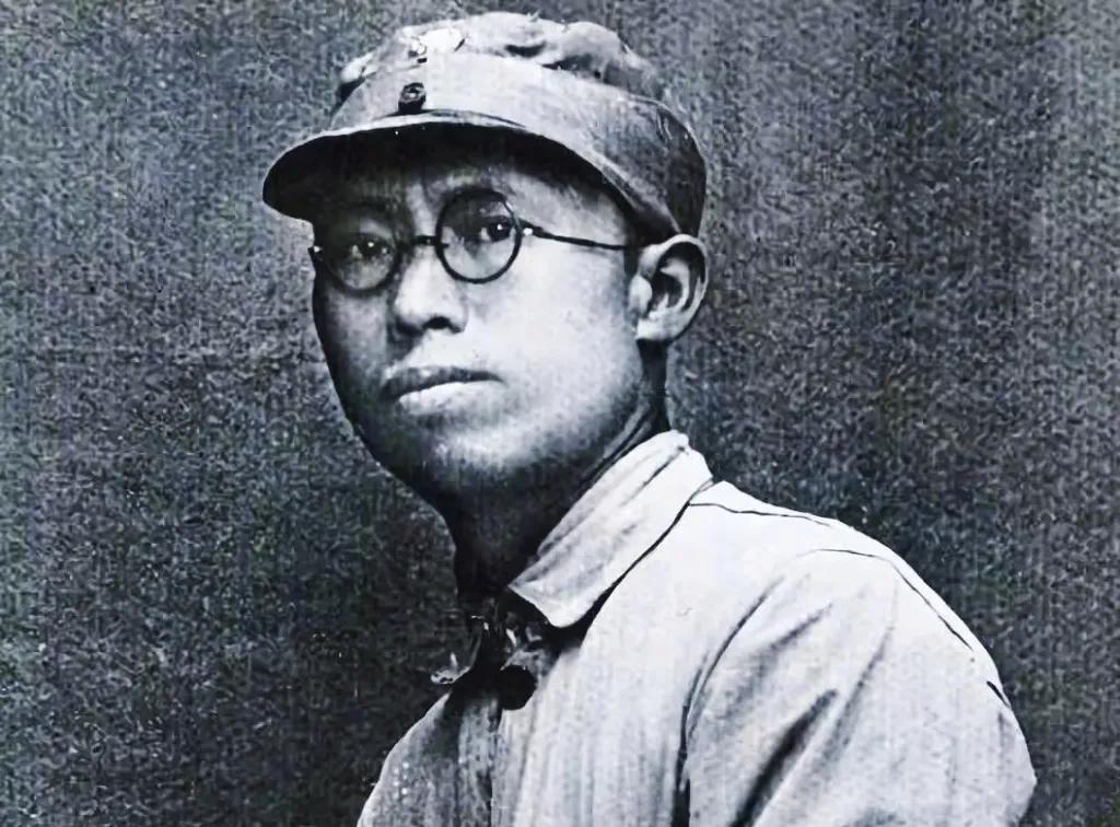 罗帅，第一个去世的元帅。也是唯一一个毛主席写诗悼念的将军:“记得当年草上飞，红