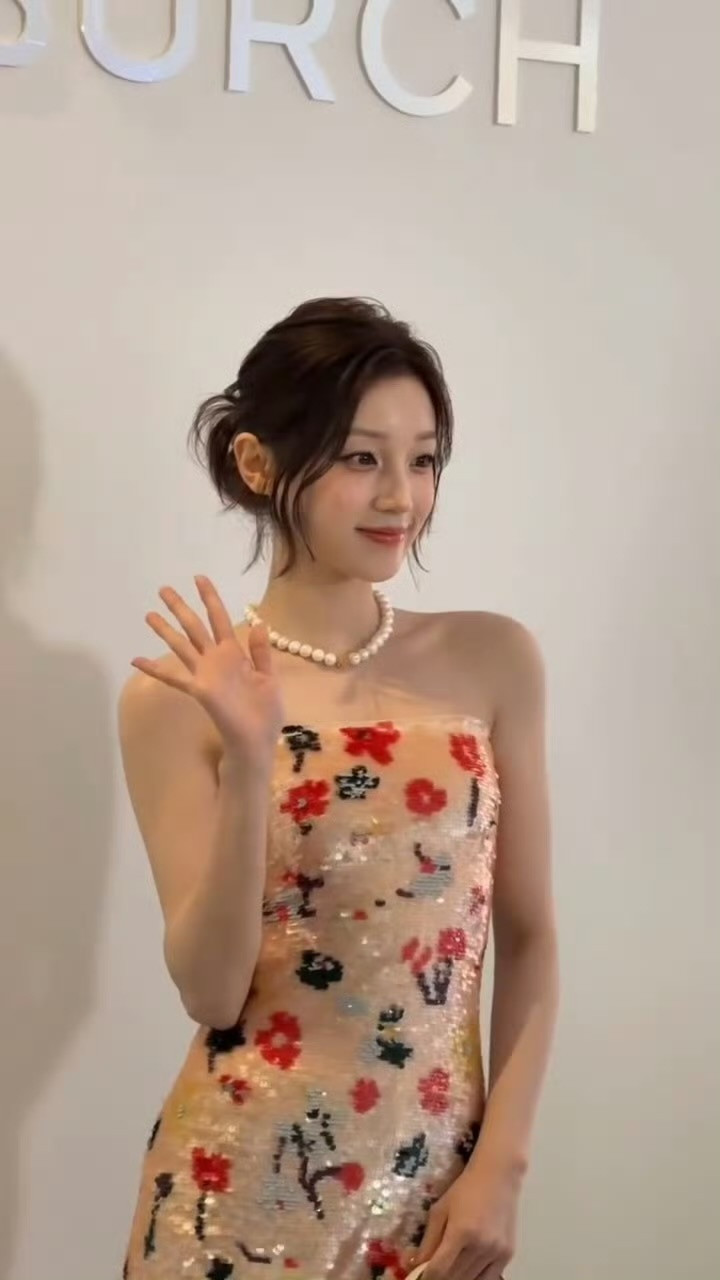 此女完全花仙子来的🌸宋雨琦亮片花卉抹胸裙