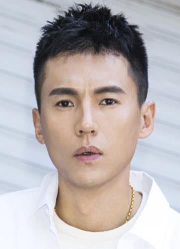 《再见爱人2》里那个被全网心疼的“隐忍丈夫”，终究还是自己撕下了面具。4月