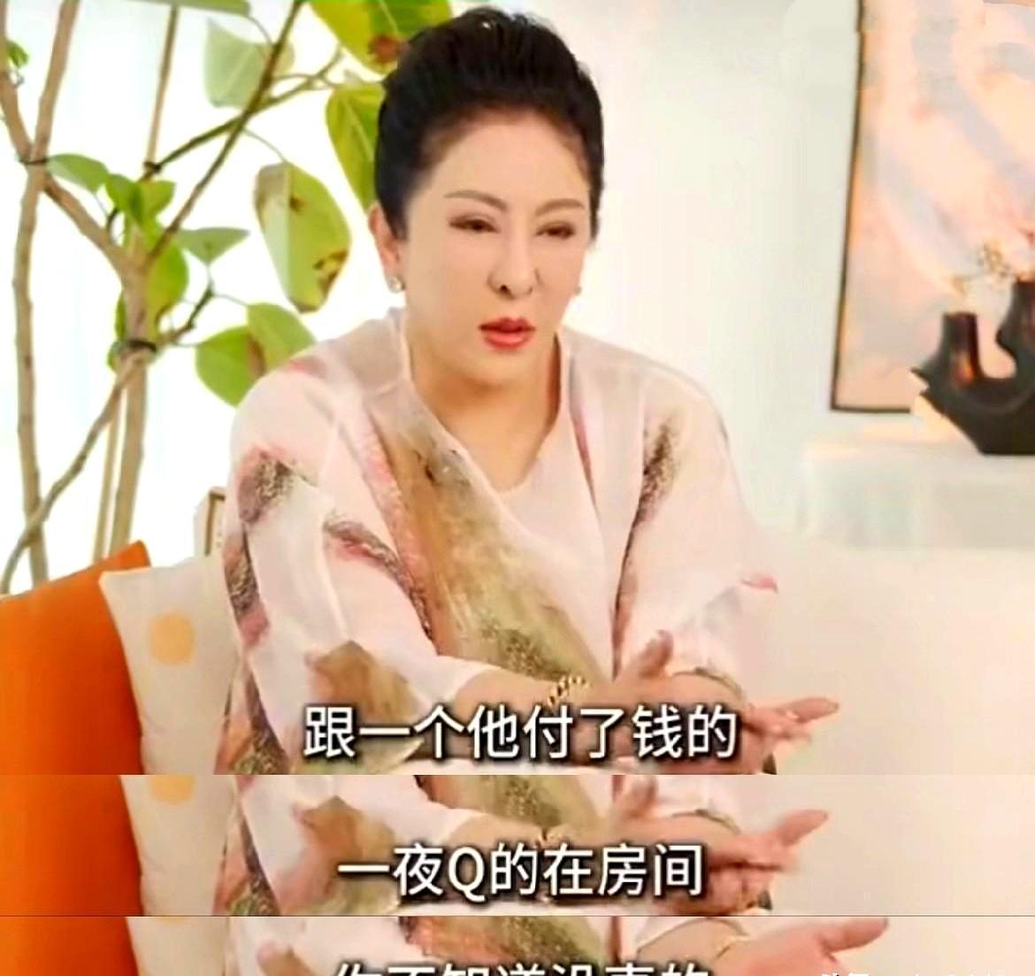 向太：男人随便玩，但必须戴套，不能动情。向太直接摊牌：你在外面怎么玩，我不