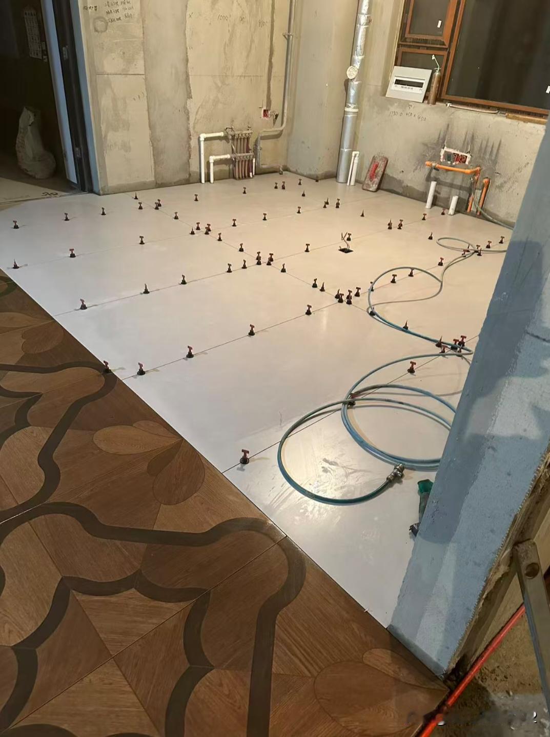 邻居选的这个地板砖黑色线条的花太诡异了。最后看她的墙面与顶面的装修风格，如果