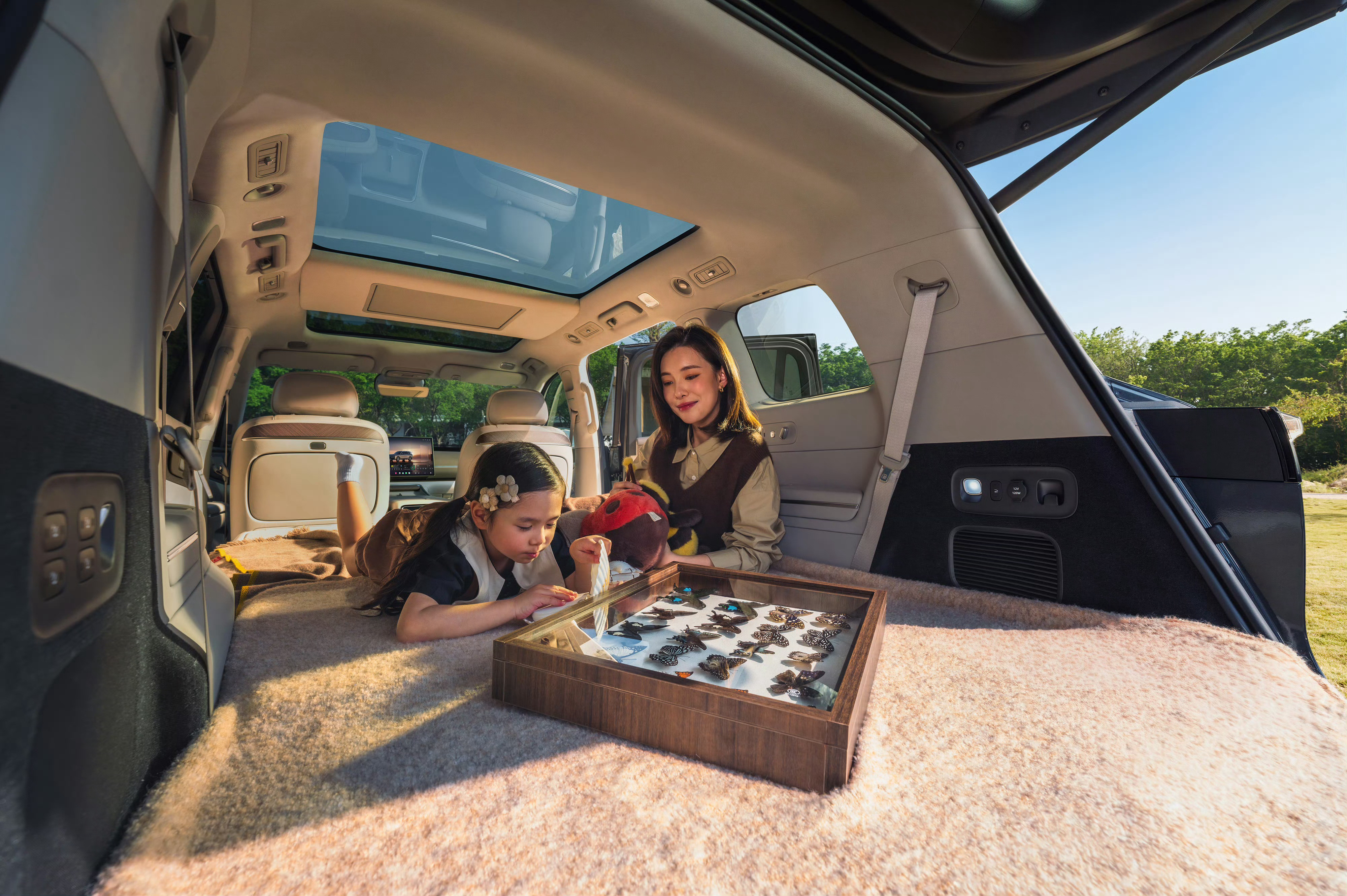 零跑D19的二排有零重力座椅，这属于基本操作。但是这样的座椅下，能将二排完全折叠