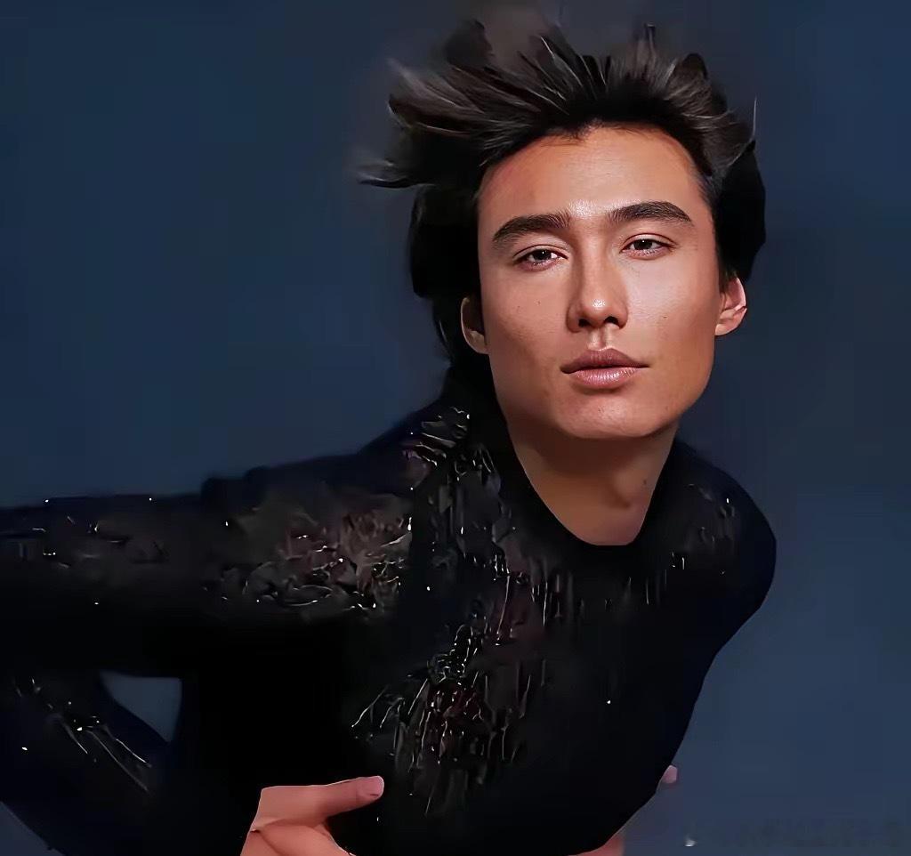 胡兵如果不削骨，他的脸型即使到老了，也绝对好看，完美的下颚骨线条。