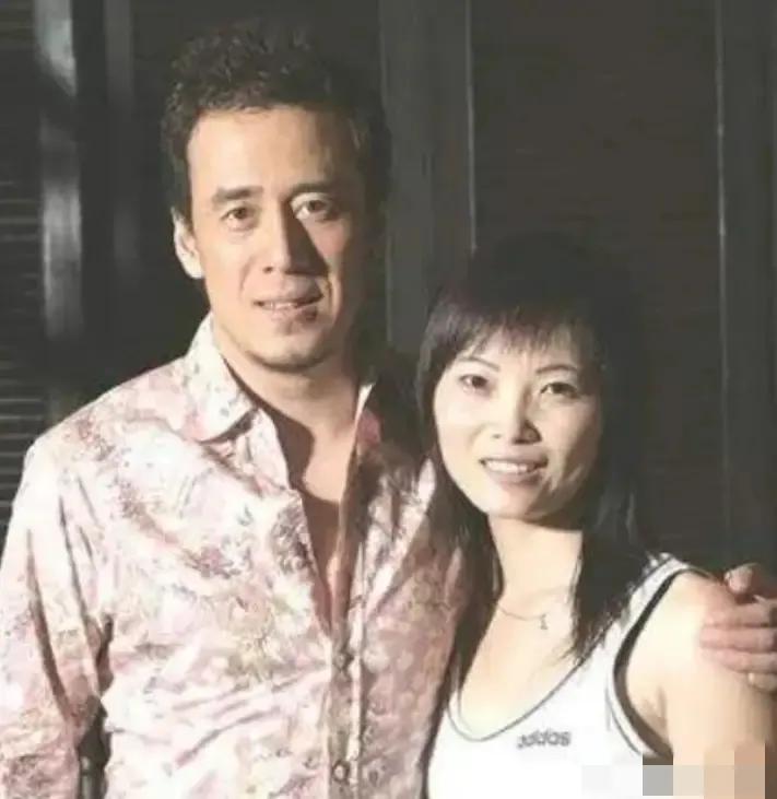 1996年，白雪宣布和杨坤分手，临别前，她扯下脖子上的项链递给杨坤，说道：“留个