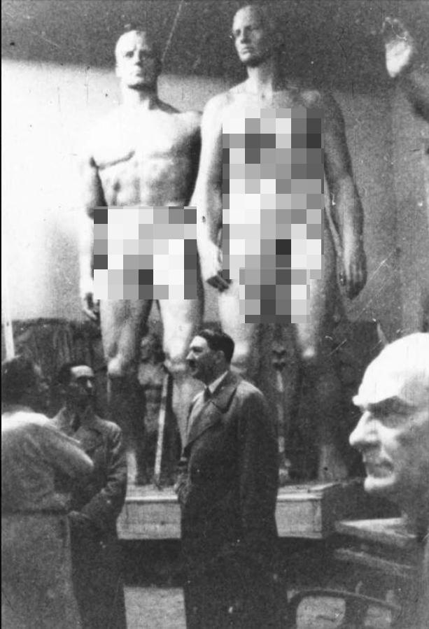 1937年的照片显示，阿道夫·希特勒正在参观雕塑家约瑟夫·托拉克位于慕尼黑的工作