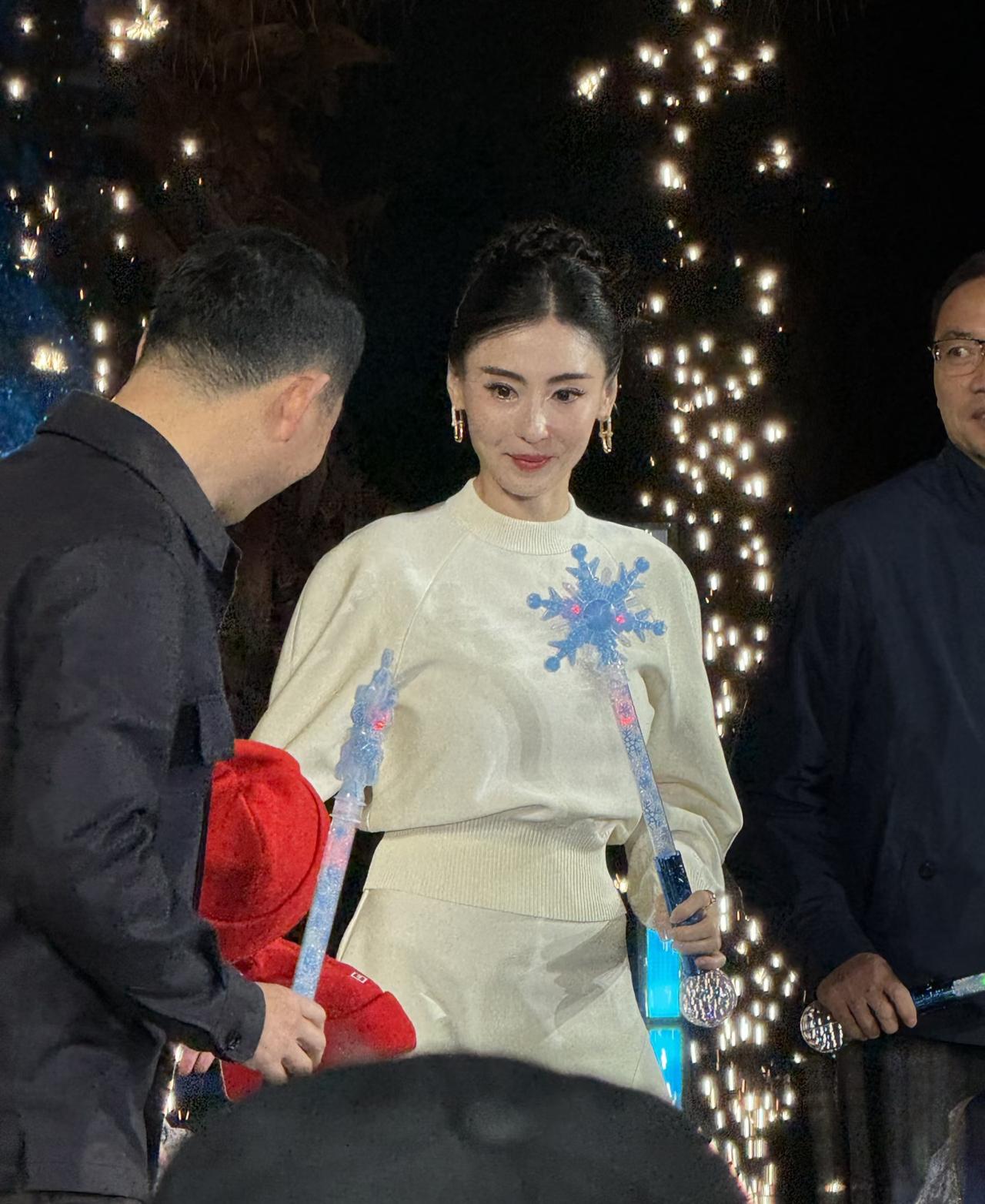 用美貌会发光这个词来形容张柏芝再贴切不过了。她今天作为冬日星愿大使，现身上海