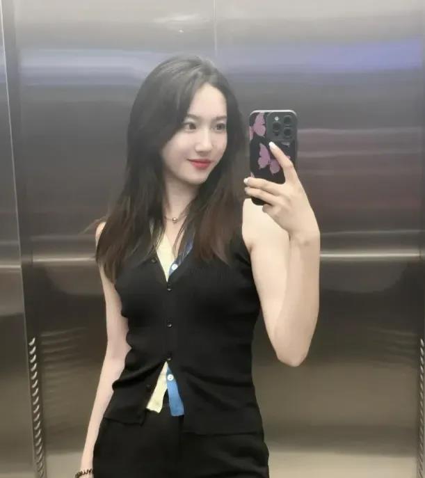 不得不承认，长发飘飘比束发好看一百倍。