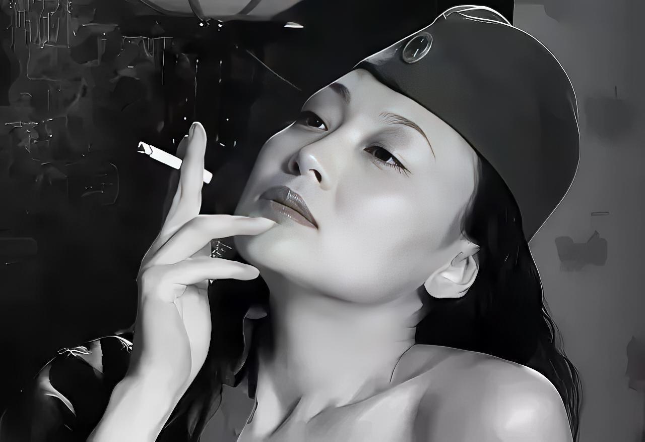 1935年，戴笠最得意的女学生向影心，正与日本海军武官贴身跳舞，日本人的手很自然