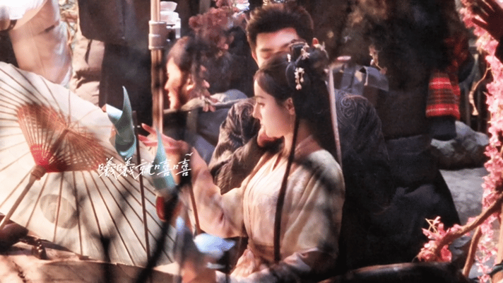 陈飞宇从热巴肩膀摸到小臂陈飞宇迪丽热巴自然的肢体接触白日提灯谁懂陈飞宇帮热巴整理