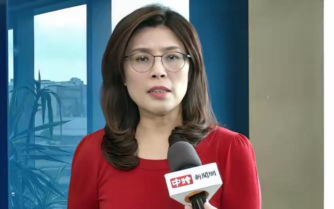 郑丽文确实够狠，夺权第一步已经开始！11月13日外媒爆料，郑丽文主持上任后首次中