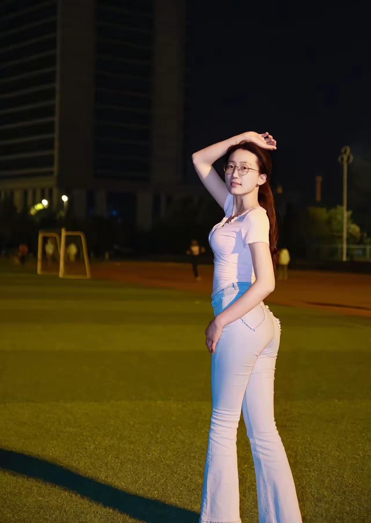 夜色中的美女