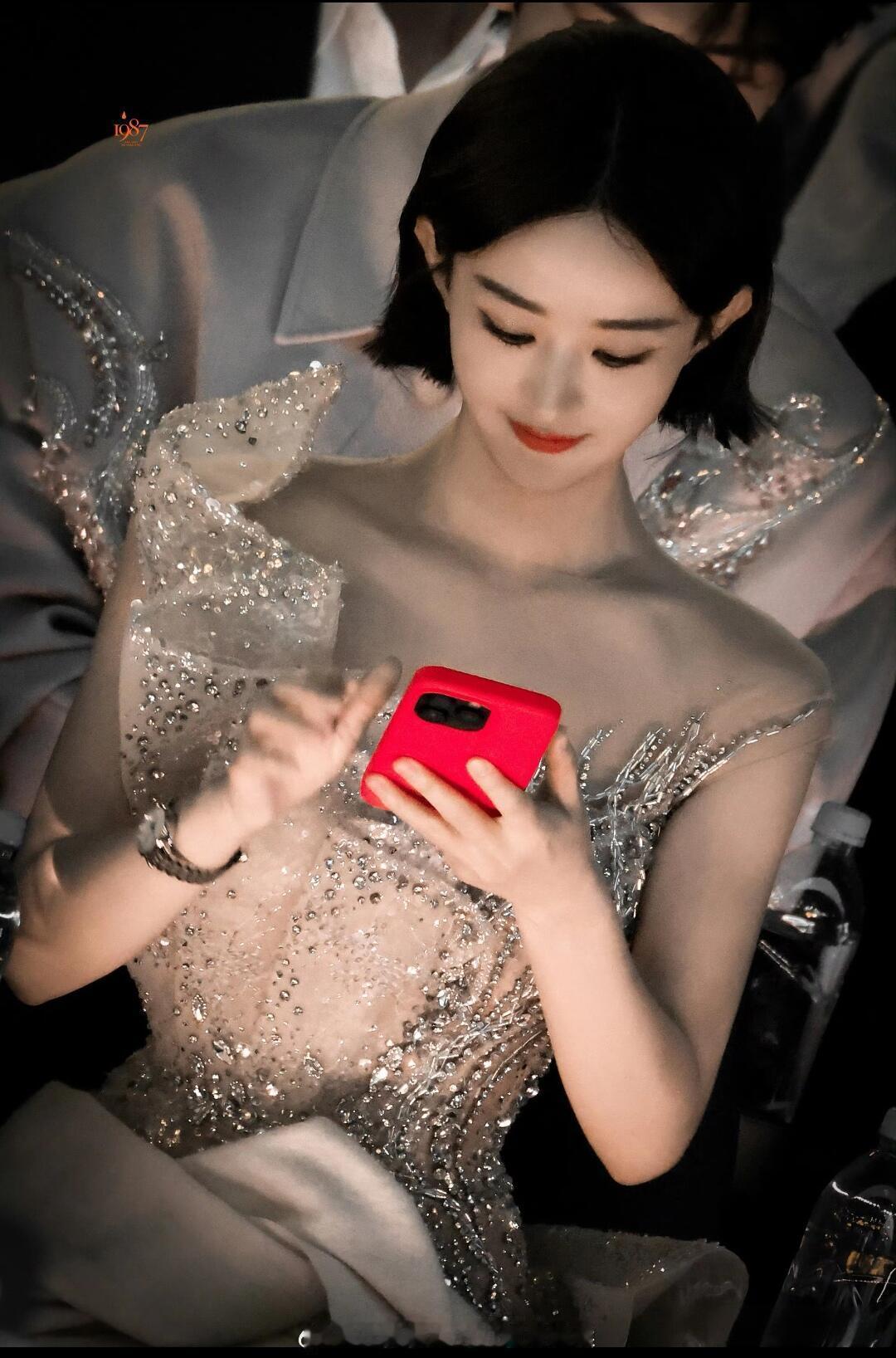 赵丽颖张凌赫衣服神错位图，毫不违和