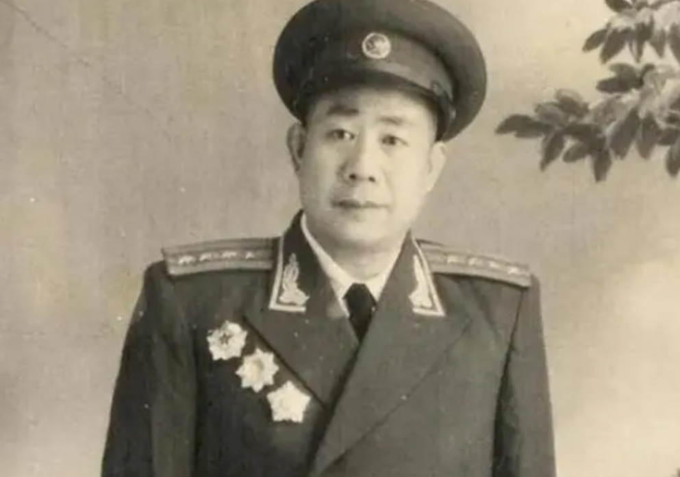 1950年，一位入朝参战的师副政委，竟然带着两个连的战士抢了军火库，志司副司令员